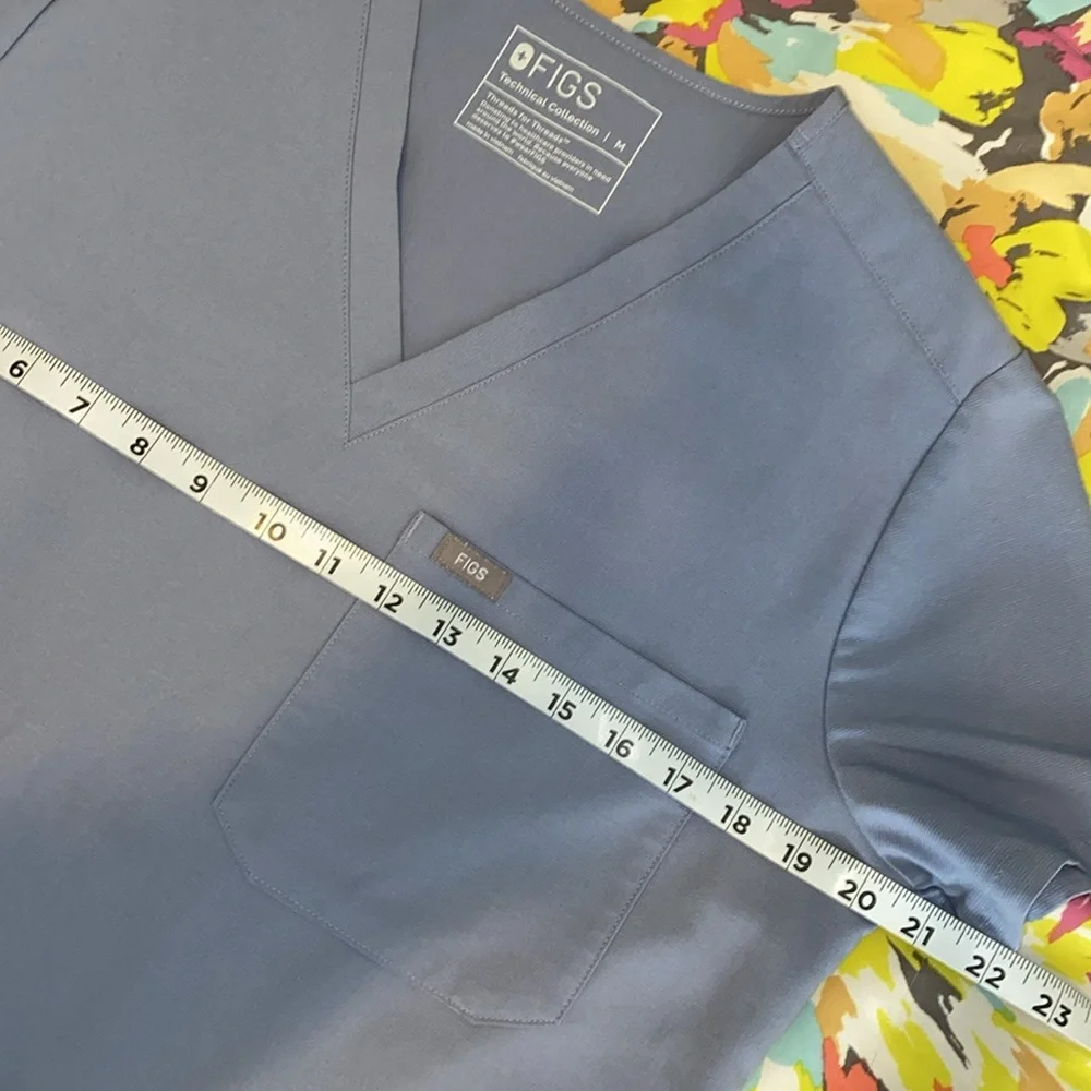 FIGS Technical Collection Scrub Top Size Medium - Picture 4 of 9